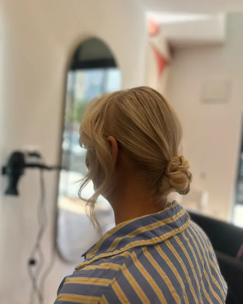 Chignon basso con ciocche mosse