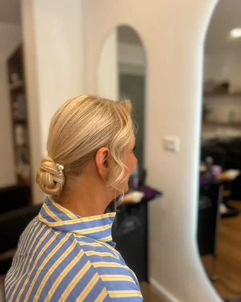 Chignon basso intrecciato con perle